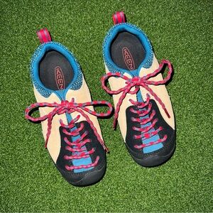 Keen women’s lace up jasper rocks sneaker in fjord blue, safari, & red